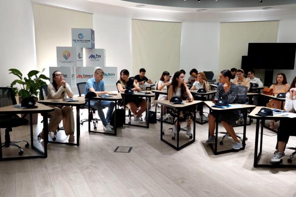 Educație digitală pentru tinerii stagiari din sectorul guvernamental