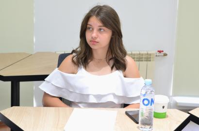 Conectăm la inovații diferite generații