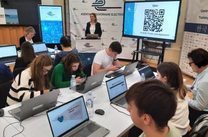 Voluntarii HelpAge International Moldova, beneficiari ai Programului de informare și educație digitală, lansat de AGE