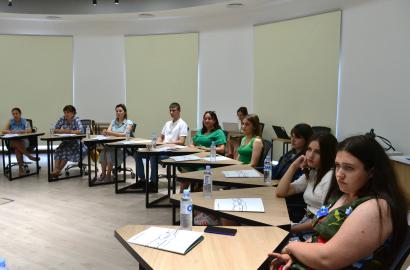 Conectăm la inovații diferite generații