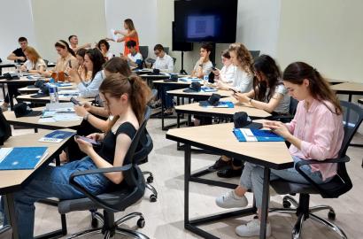 Educație digitală pentru tinerii stagiari din sectorul guvernamental