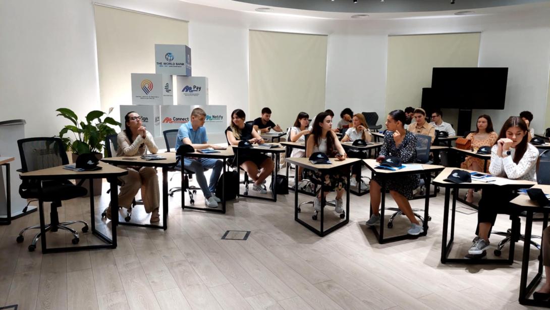 Educație digitală pentru tinerii stagiari din sectorul guvernamental