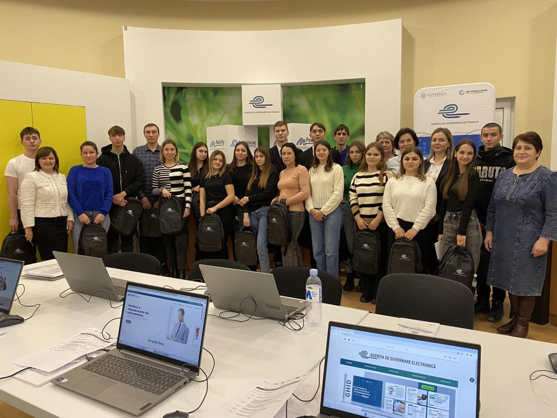 Voluntarii HelpAge International Moldova, beneficiari ai Programului de informare și educație digitală, lansat de AGE